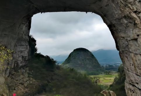 地災(zāi)評估專家組赴張家界開展地質(zhì)災(zāi)害安全性評估工作